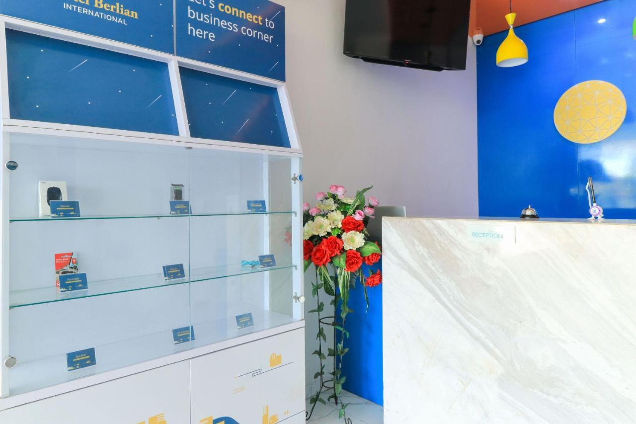 סוראבאיה Hotel Berlian International מראה חיצוני תמונה