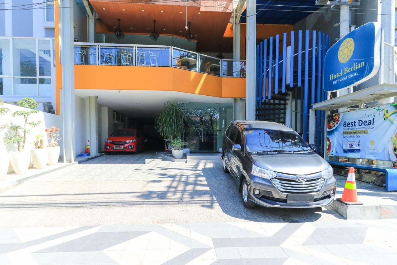 סוראבאיה Hotel Berlian International מראה חיצוני תמונה
