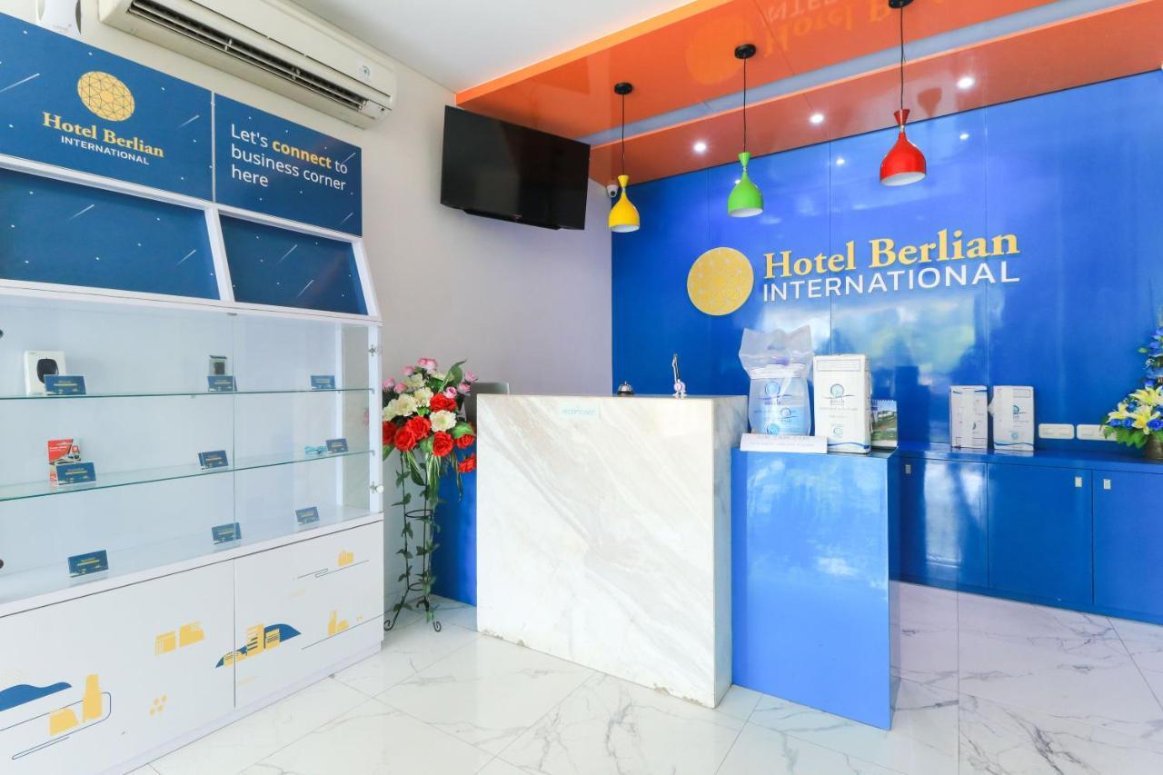סוראבאיה Hotel Berlian International מראה חיצוני תמונה