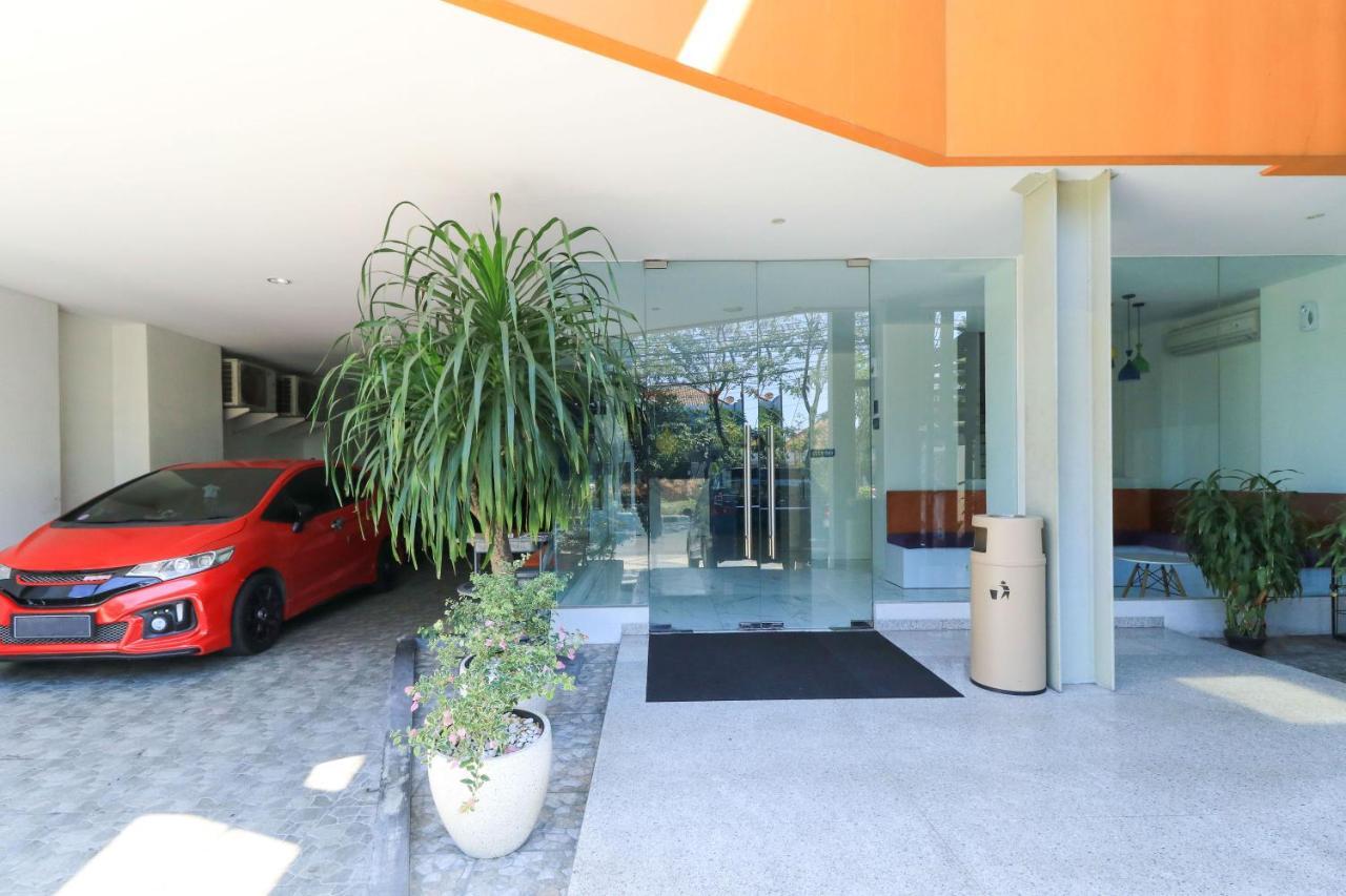 סוראבאיה Hotel Berlian International מראה חיצוני תמונה